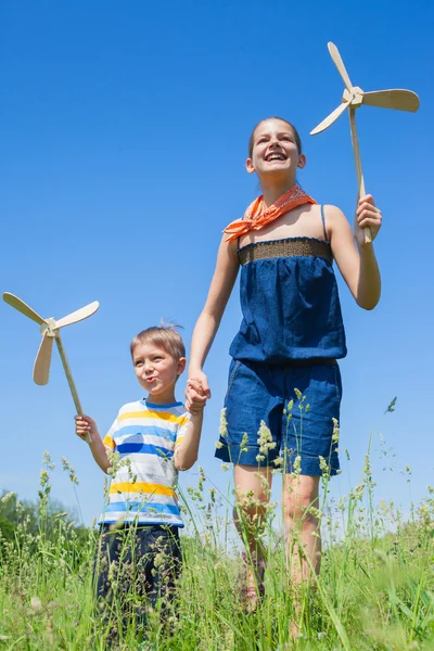 Kids in summer day holds windmill — Stock Photo, Image