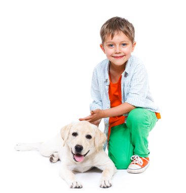 sevimli küçük çocuk ile onun labrador