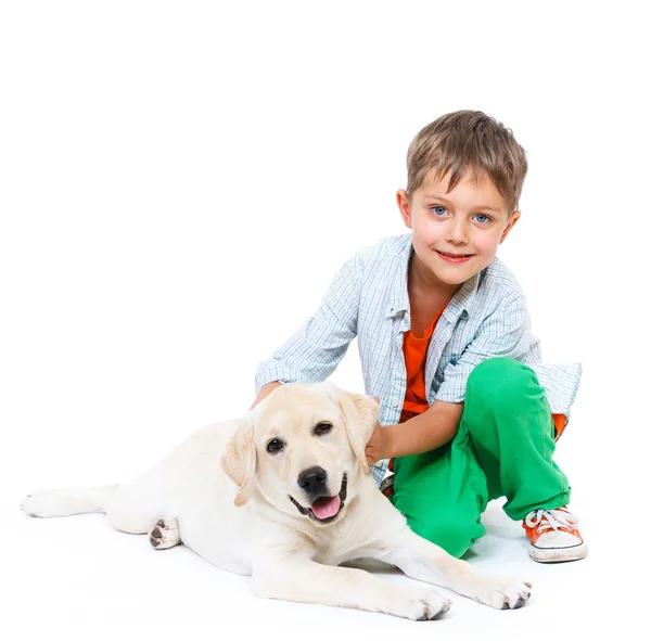 Menino bonito com seu labrador — Fotografia de Stock