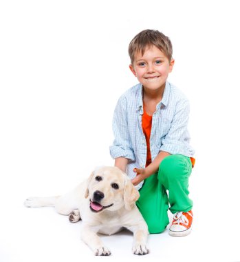 sevimli küçük çocuk ile onun labrador
