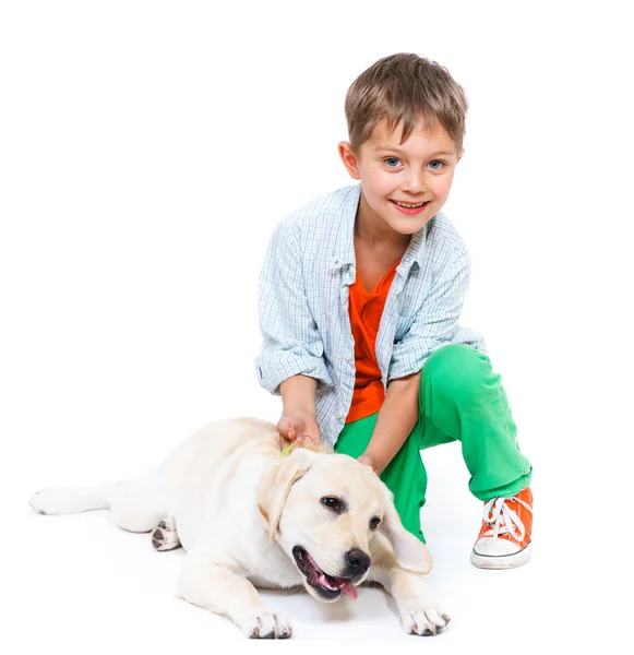 Menino bonito com seu labrador — Fotografia de Stock