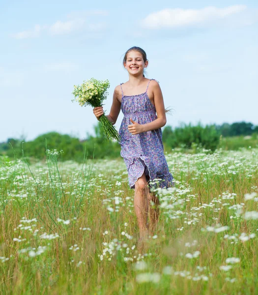 Flicka med vilda vårblommor — Stockfoto