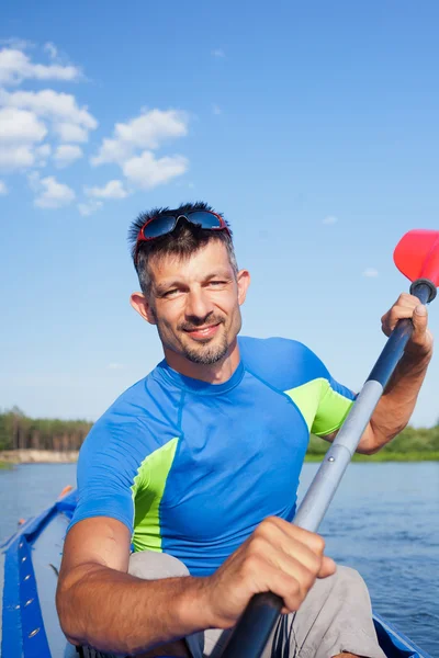 Młody człowiek, spływy kajakowe — Zdjęcie stockowe