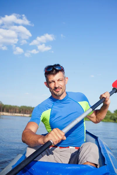 Hombre joven Kayak — Foto de Stock