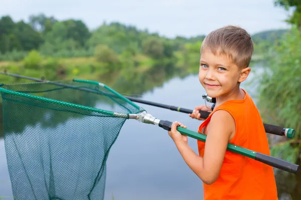 Ragazzino pesca — Foto Stock