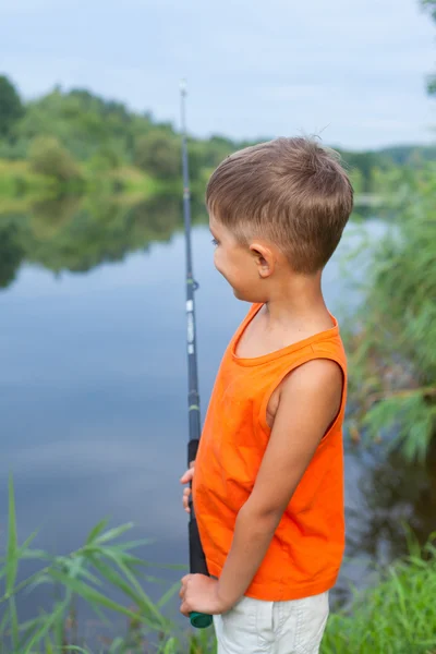 小男孩在钓鱼 — 图库照片
