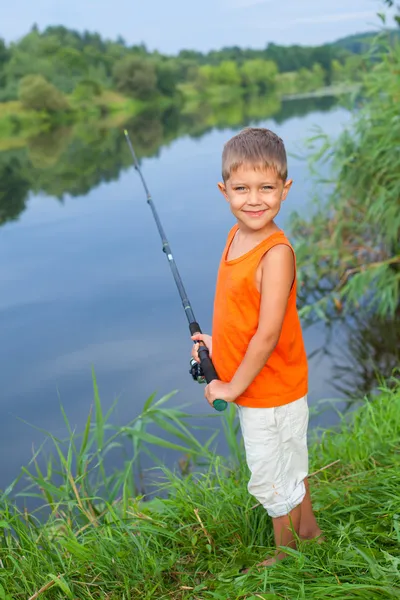 Ragazzino pesca — Foto Stock