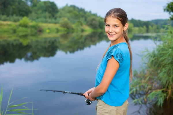 Carino ragazza pesca — Foto Stock