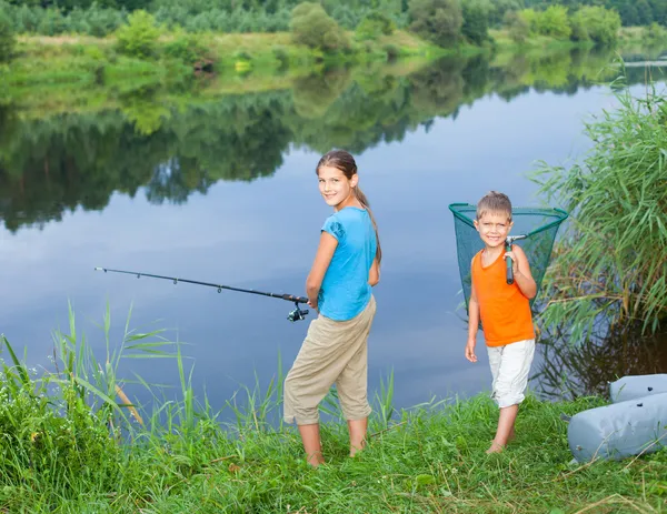 Kinderen vissen — Stockfoto