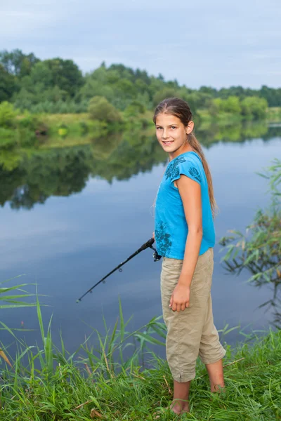 Carino ragazza pesca — Foto Stock