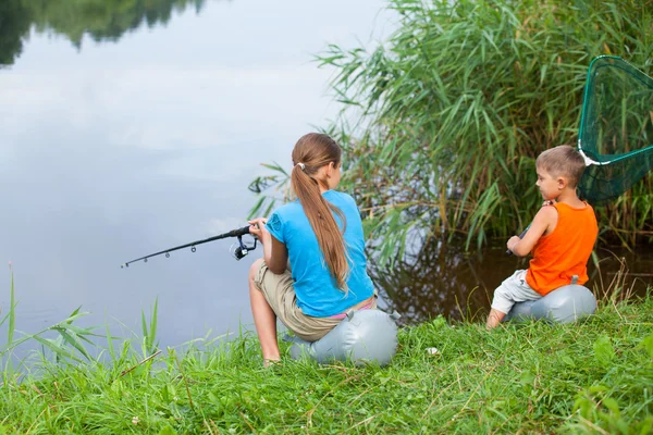 Kinderen vissen — Stockfoto