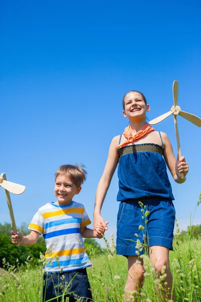 Barnen i sommardag rymmer väderkvarn — Stockfoto