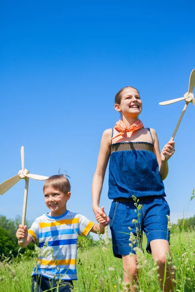 Kids in summer day holds windmill — Stock Photo, Image