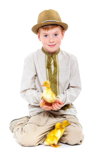 Chlapec s roztomilý Kachňata — Stock fotografie