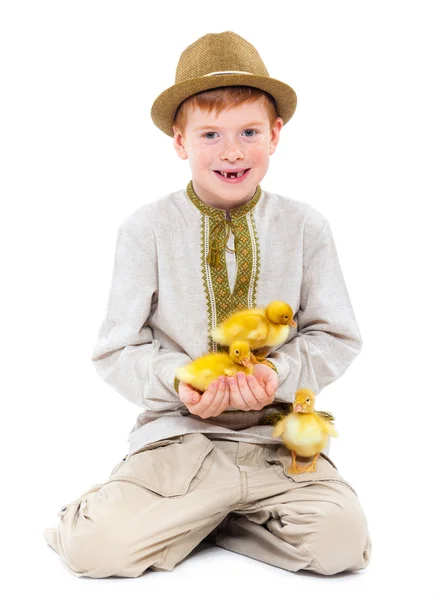 Αγόρι με χαριτωμένα παπάκια — Φωτογραφία Αρχείου