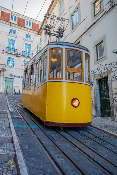 Pohled na svah a tramvaj Bica, Lisabon, Portugalsko — Stock fotografie