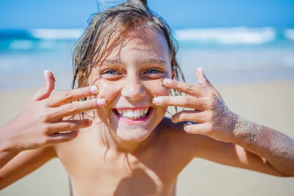 여름 해변에서 포즈를 취하는 소년. 귀여운 안경을 쓴 행복 한 12 세 소년 이 해변에서 카메라를 보며 웃고 있었다. 스톡 사진