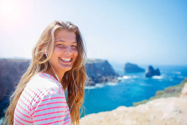 Une fille qui regarde l'océan. Lagos, Côte de l'Algarve, Portugal — Photo