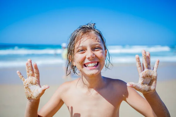 여름 해변에서 포즈를 취하는 소년. 귀여운 안경을 쓴 행복 한 12 세 소년 이 해변에서 카메라를 보며 웃고 있었다. 로열티 프리 스톡 이미지