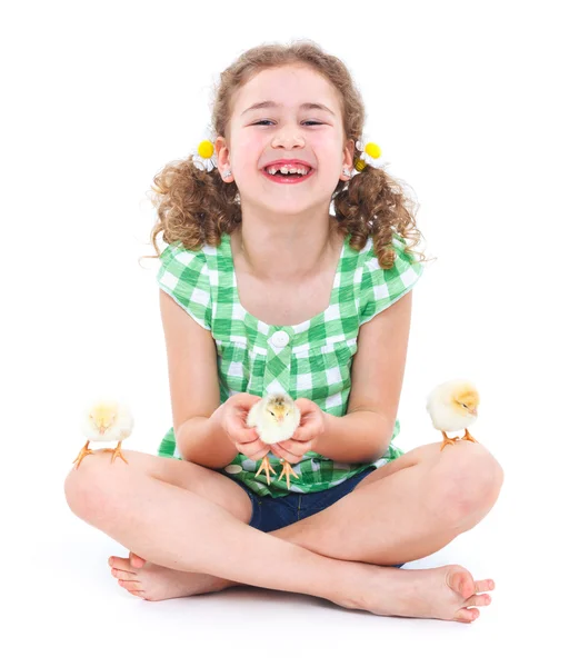 Счастливая маленькая девочка с цыплятами — стоковое фото