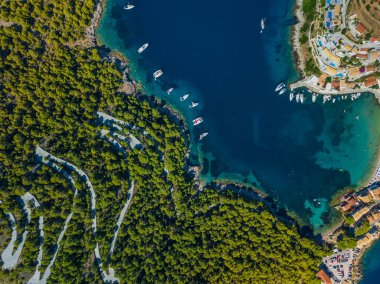 Kuş bakışı deniz kıyısı manzarası