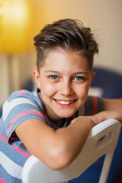 Portret van een schattig jong jongetje — Stockfoto