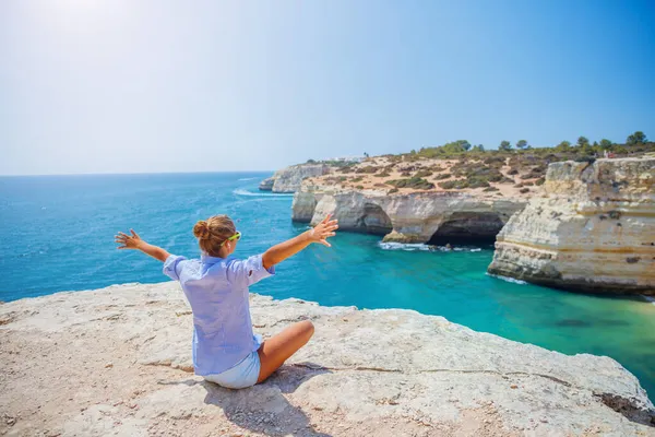 Chica mirando hacia el océano. Lagos, Costa del Algarve, Portugal — Foto de Stock