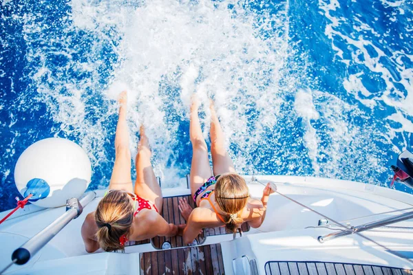 ギリシャのヨットでリラックスした2人の美しい女の子 — ストック写真