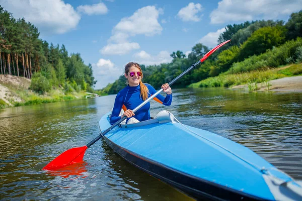 Happy family kayaking on the river on a sunny day during summer vacation — Stock Photo, Image