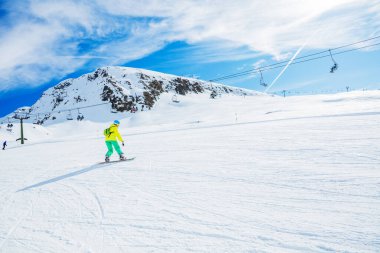 Kız snowboard Kış Kayak Merkezi sahiptir.