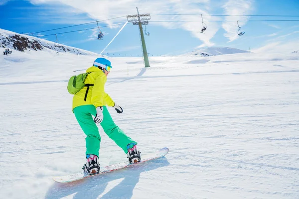 Dívka snowboardista se nachází zimní lyžařské středisko. — Stock fotografie