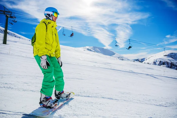 Garota snowboarder goza da estação de esqui de inverno . — Fotografia de Stock