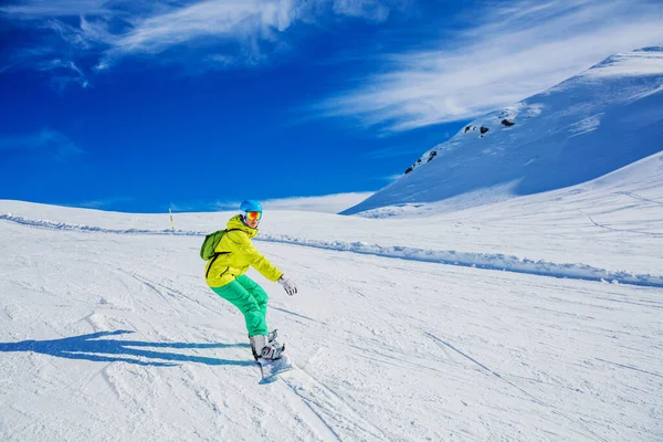 Meisje snowboarder geniet de winter ski-oord. — Stockfoto