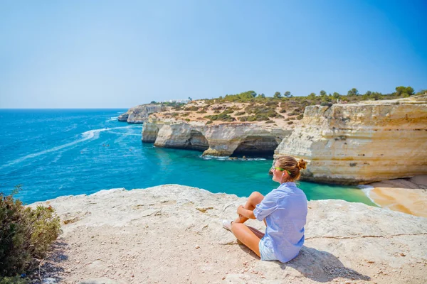 女の子は海を見ている。ラゴス,アルガルヴェ海岸,ポルトガル — ストック写真