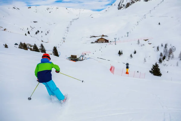 Menino esquiador gosta da estação de esqui de inverno. — Fotografia de Stock