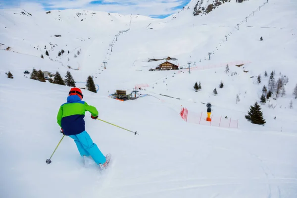 Menino esquiador gosta da estação de esqui de inverno. — Fotografia de Stock