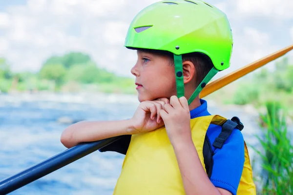 Portrait de mignon garçon kayak sur la rivière par une journée ensoleillée pendant les vacances d'été — Photo