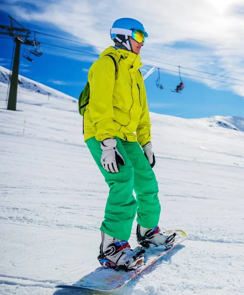 Snowboarder κορίτσι απολαμβάνει το χειμερινό θέρετρο σκι. — Φωτογραφία Αρχείου