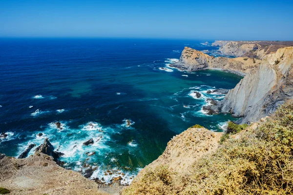 海滩上的岩石悬崖拱形，葡萄牙海岸上的绿松石海水. — 图库照片