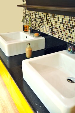 Modern banyo lavabosu ve dolabı