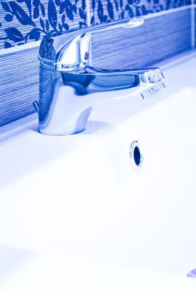 现代浴室水龙头 — 图库照片