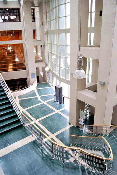 Зелені сходи і великий зал — стокове фото