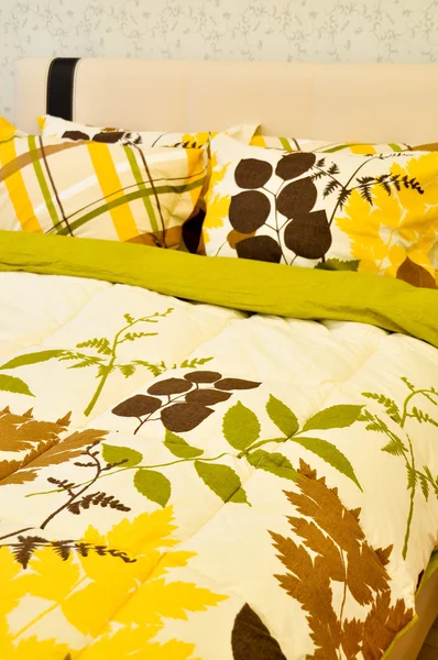 베개와 침대 — 스톡 사진