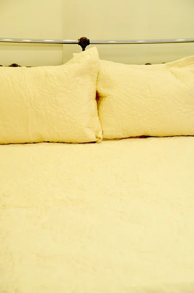 Travesseiros e cama — Fotografia de Stock