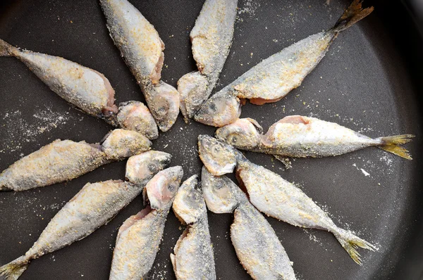Свежая рыба и тефлоновые сковороды — стоковое фото