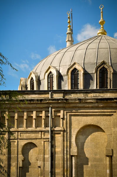 Mesquita e minarete — Fotografia de Stock