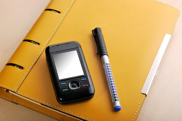 Agenda och mobiltelefon — Stockfoto