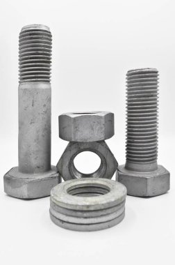Metrik cıvata somunlu ve çamaşır makineli galvanize çelik metal, beyaz arka planda izole edilmiş.