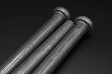 Metal irom endüstriyel parçalar, araçlar ve ekipmanlar, siyah arka planda izole