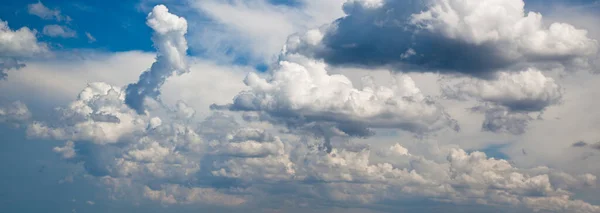 Vita Fluffiga Moln Blå Himmel Känsla Frihet — Stockfoto